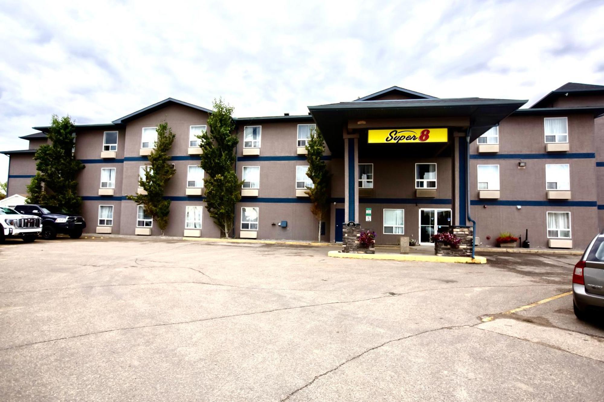 Super 8 By Wyndham Whitecourt Exterior foto