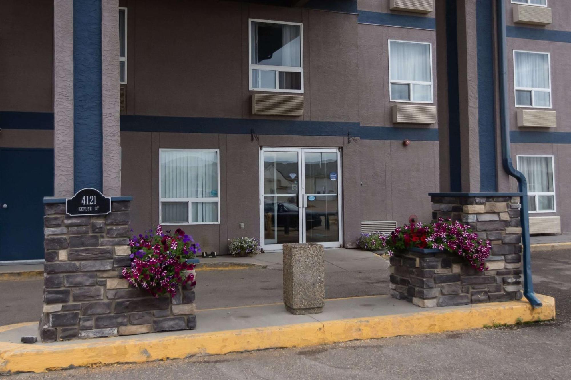 Super 8 By Wyndham Whitecourt Exterior foto