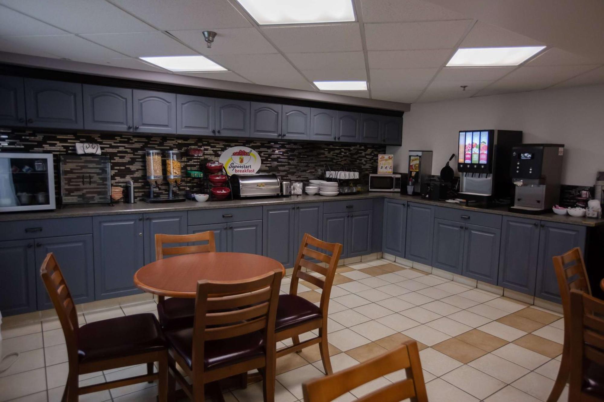 Super 8 By Wyndham Whitecourt Exterior foto